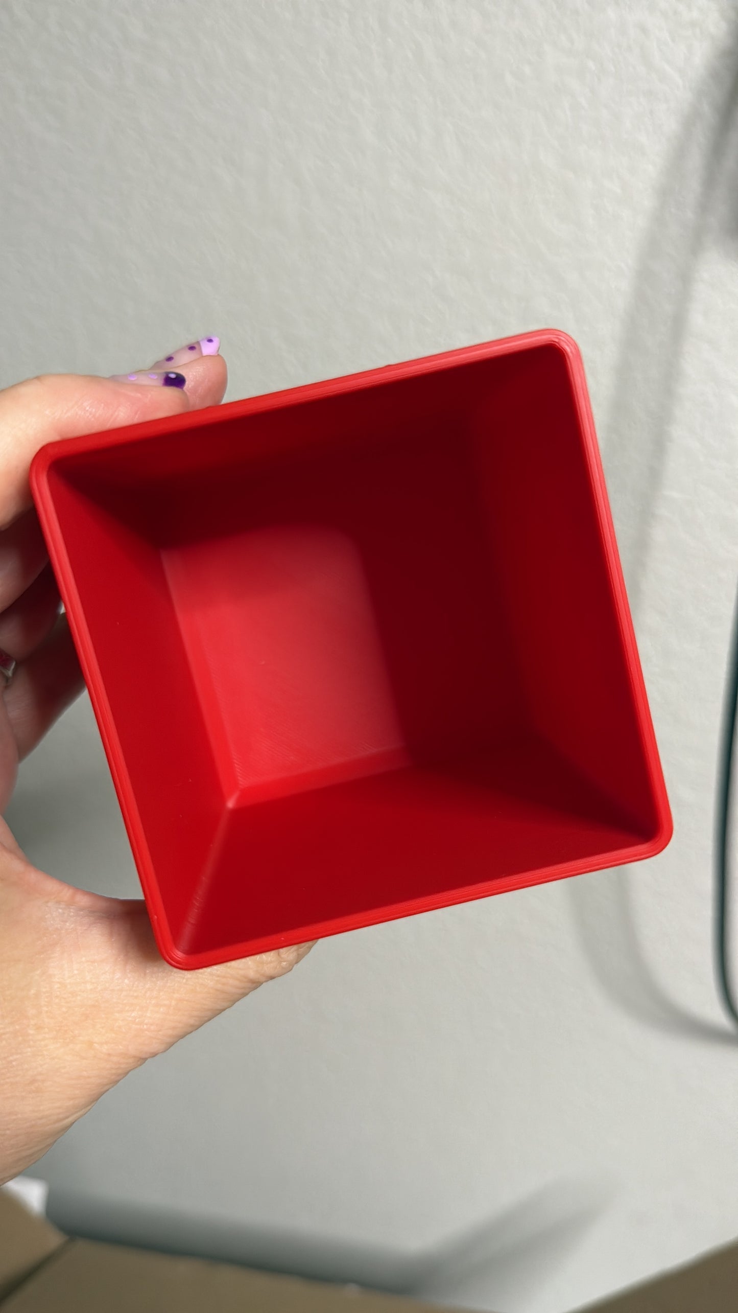 L v pencil holder
