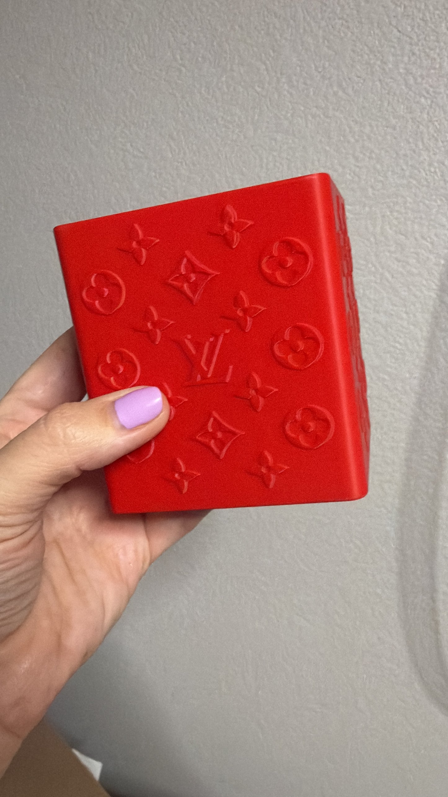 L v pencil holder
